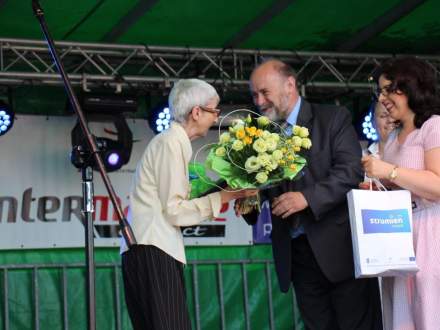 Burmistrz Strumienia Anna Grygierek i Przewodniczący Rady Miejskiej Czesław Greń wręczają nagrodę dla Pani Marii ę