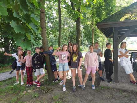 Zdjęcie grupowe uczniów ze szkoły podstawowej w Drogomyślu