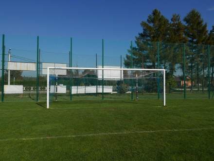 Piłkochwyty na boisku w Bąkowie już zamontowane