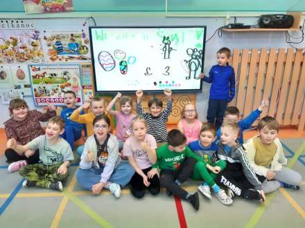Interaktywny monitor zakupiony w ramach projektu "Cyfrowi Eksperci" - zajęcia w przedszkolu z wykorzystaniem nowego sprzętu