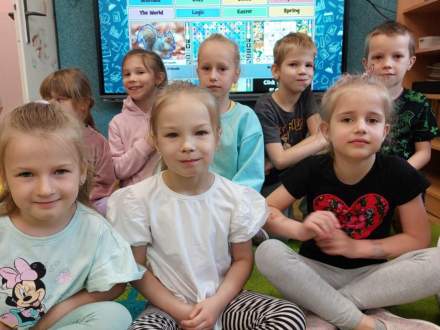 Interaktywny monitor zakupiony w ramach projektu "Cyfrowi Eksperci" - zajęcia w przedszkolu z wykorzystaniem nowego sprzętu
