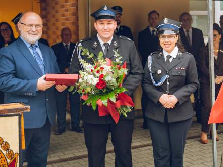 od lewej Przewodniczący Rady Miejskiej Czesław Greń, prezes OSP Pruchna Sylwester Dankiewicz i Burmistrz Strumienia Anna Grygierek