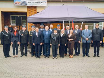 Zdjęcie grupowe gości uczestniczących w jubileuszu