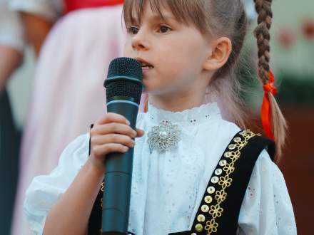 Występy dzieci w strojach cieszyńskich