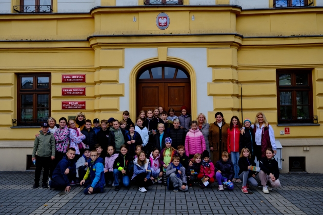 Zdjęcie grupowe przed ratuszem