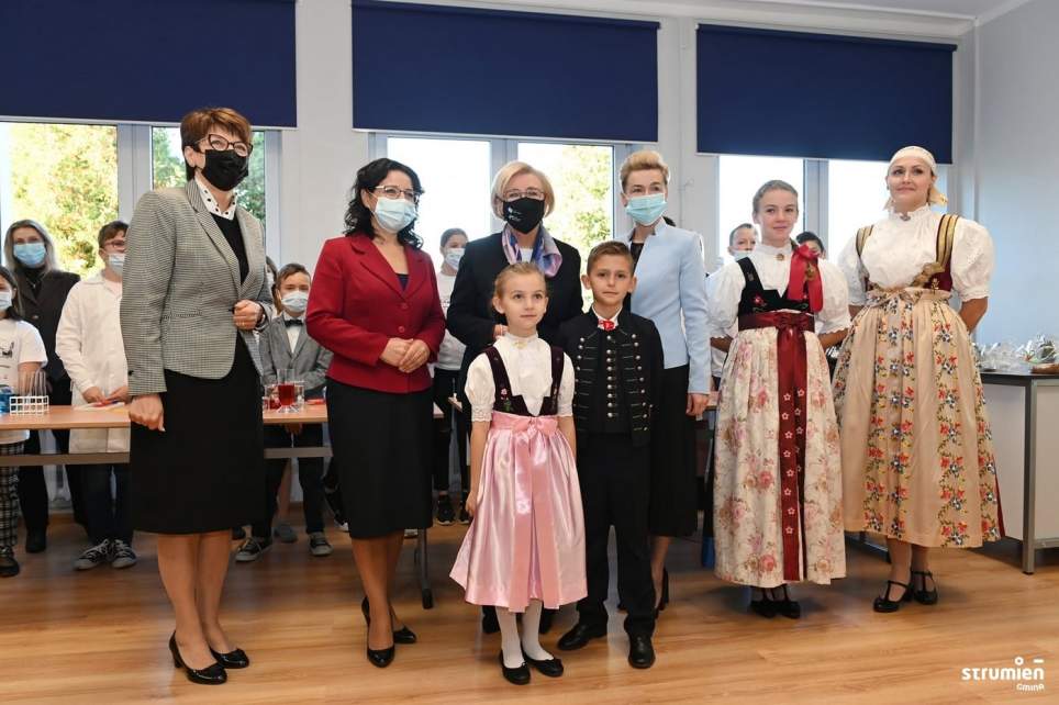 Zdjęcie grupowe podczas otwarcia pracowni w Drogomyślu