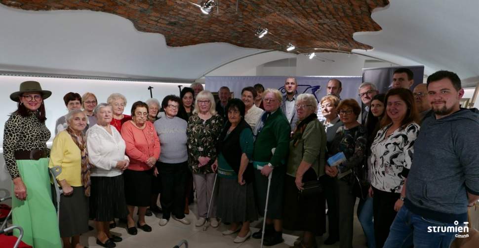 Zdjęcie grupowe wszystkich uczestników wieczoru poetyckiego w Galerii Pod Ratuszem
