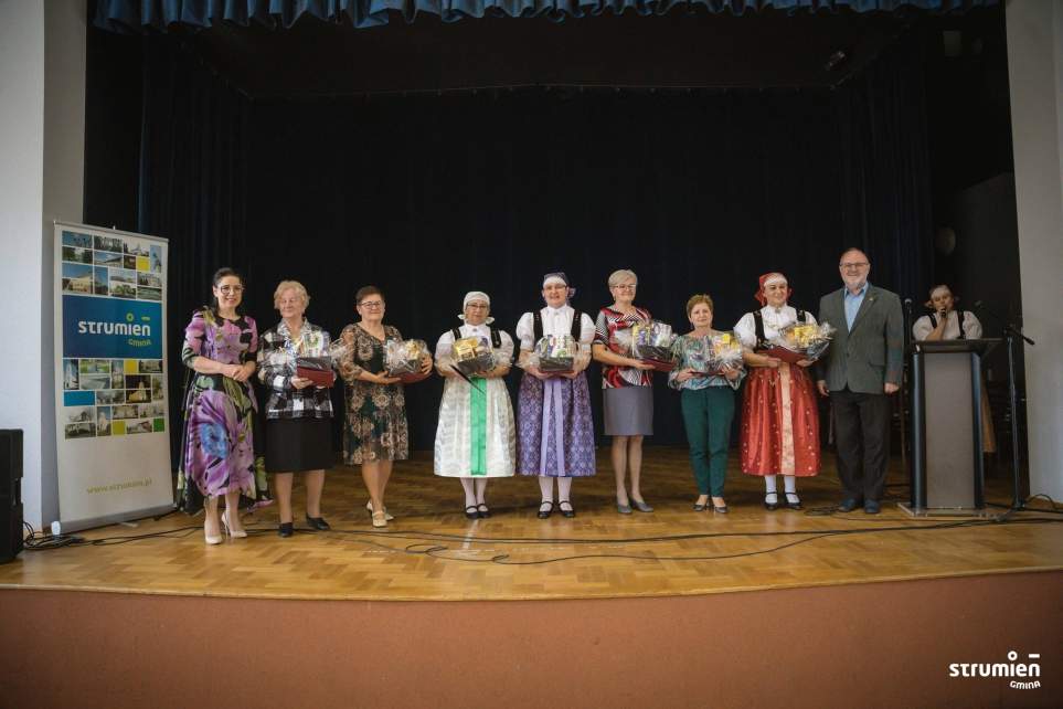 Zdjęcie z Przewodniczącymi Kół Gospodyń Wiejskich z terenu gminy Strumień. Z lewej na zdjęciu Burmistrz Strumienia Anna Grygierek, po prawej Przewodniczący Rady Miejskiej Czesław Greń