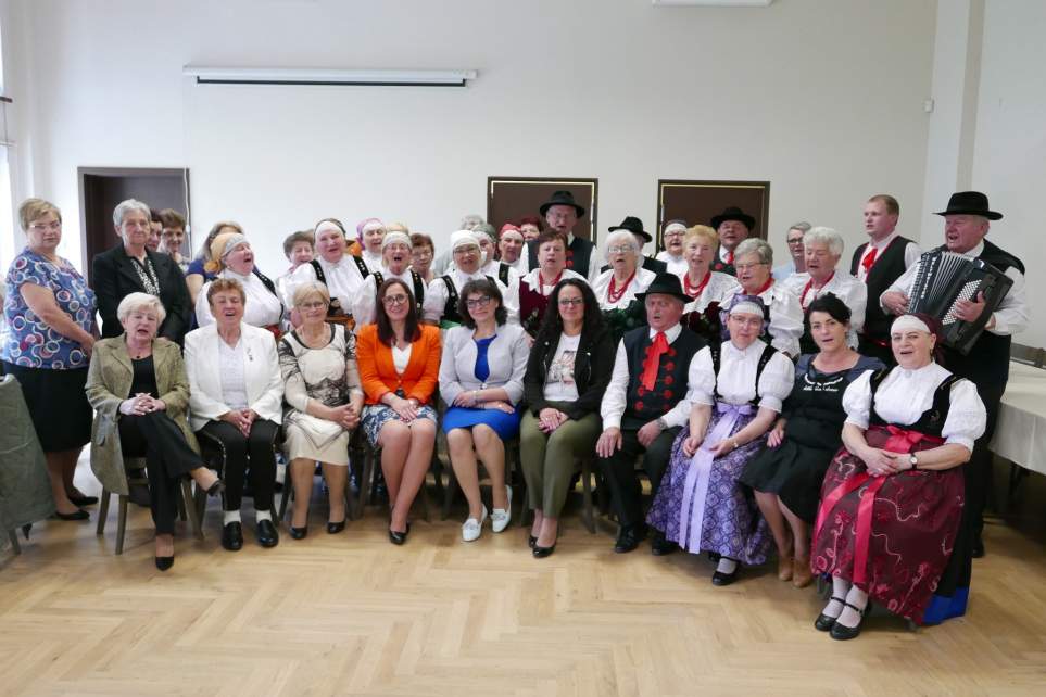 Dzień Matki KGW w Bąkowie - zdjęcie grupowe