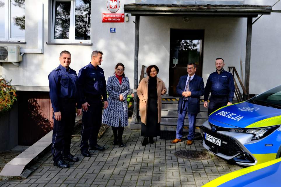 Od lewej: Komendant Komisariatu w Strumieniu kom. Adam Łosiński, Komendant Powiatowy Policji insp. Arkadiusz Bloch, Burmistrz Anna Grygierek, Janina Żagan Starosta Cieszyński, Janusz Żydek wójt gminy Chybie, Z-ca Komendanta asp. szt. Jakub Sokoliński.