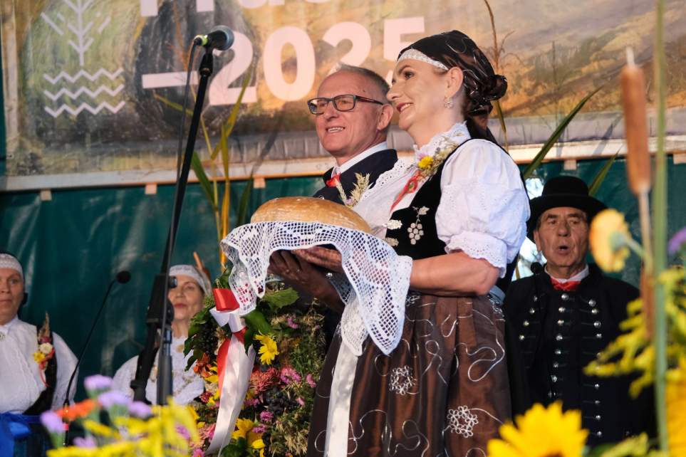 Gospodarze Dożynek z chlebem