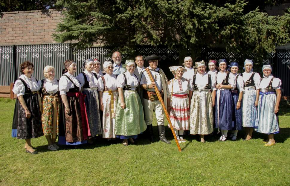 Zdjęcie grupowe delegacji z gminy Strumień w strojach regionalnych