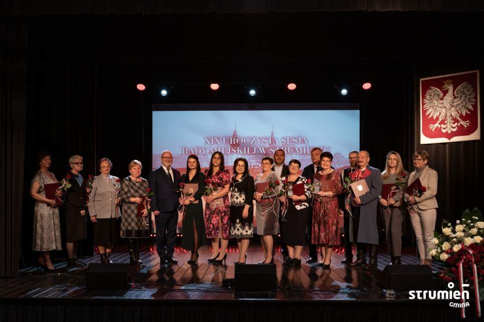 Zasłużeni dla gminy, miasta i sołectw - zdjęcie grupowe z Burmistrz Strumienia Anną Grygierek i Przewodniczącym Rady Miejskiej Czesławem Greniem