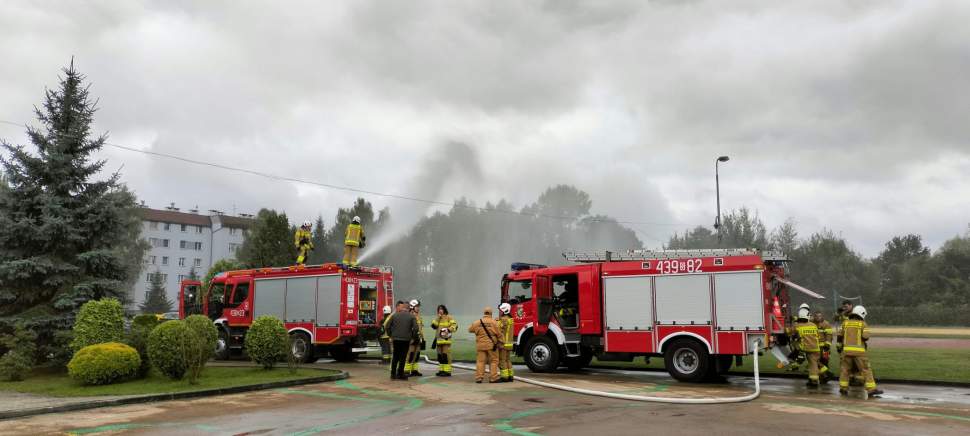 Ćwiczenia strażaków przy szkole w Strumieniu