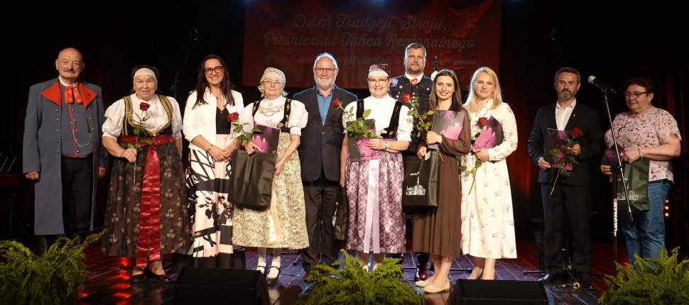 Przedstawiciele Zespołów na scenie wraz z Prezesem MZC w Strumieniu Bronisławem Świeżym oraz Zastępcą Burmistrza Strumienia Magdaleną Suchanek- Kowalską i Przewodniczącym Rady Miejskiej Czesławem Greniem
