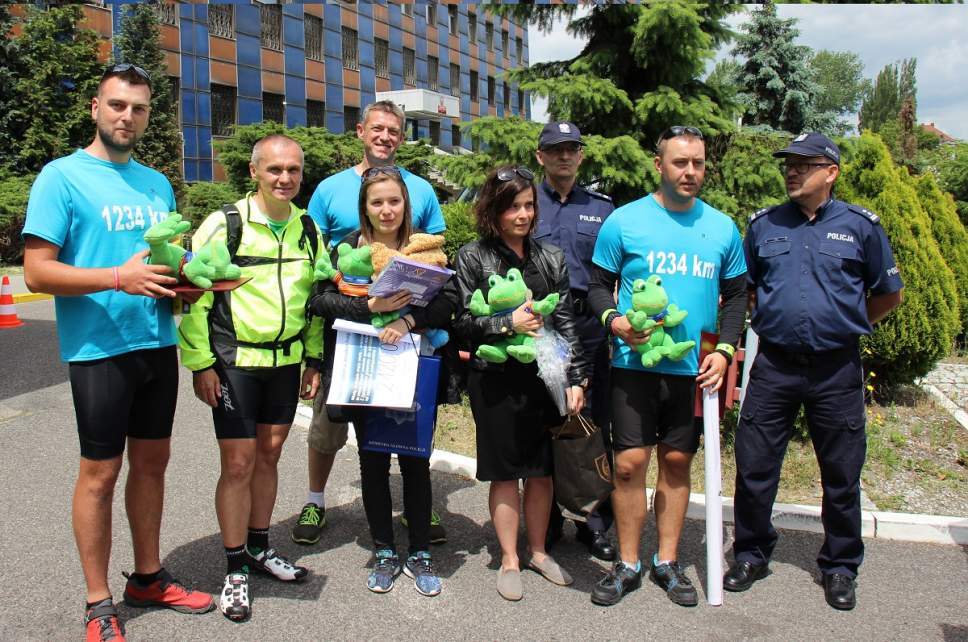 Policjanci ze Strumienia wraz z przedstawicielem KGP, komendantem powiatowyym i kozastępcą komendanta komisariatu w Strumieniu