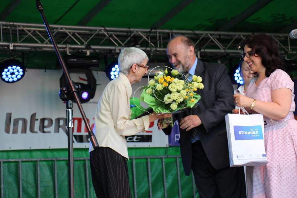 Burmistrz Strumienia Anna Grygierek i Przewodniczący Rady Miejskiej Czesław Greń wręczają nagrodę dla Pani Marii ę