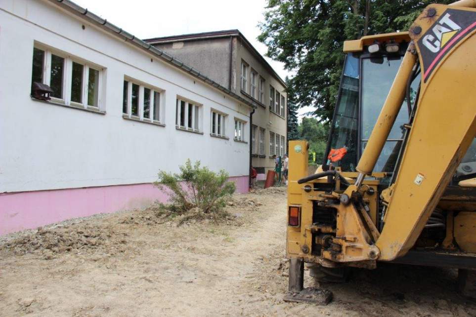 Jedną z najwazniejszych inwestycji jest odwodnienie szkoły w Bąkowie