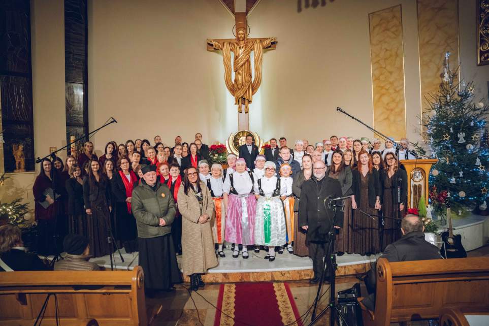 Zdjęcie grupowe zespołów występujących podczas Gminnego Kolędowania